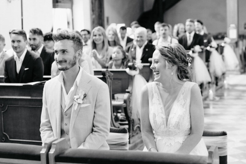 Brautpaar ist fröhlich in der Kirche.