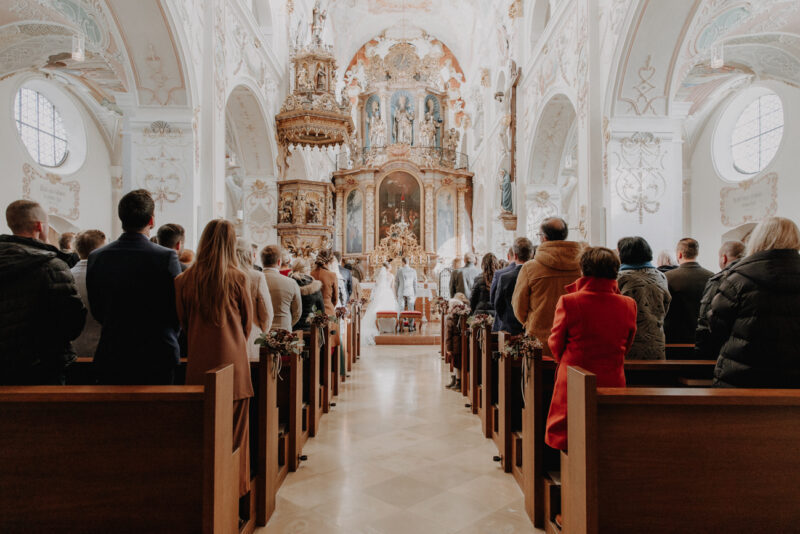 Trauung in einer Kirche.