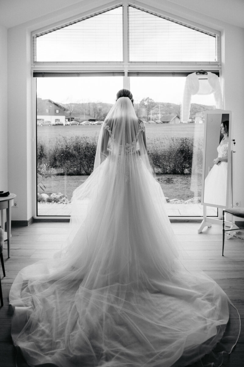 Die Braut blickt in die Ferne kurz vor der Trauung.