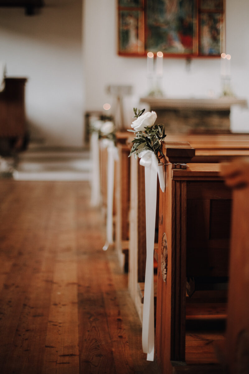 Blumendekoration in der Kirche.