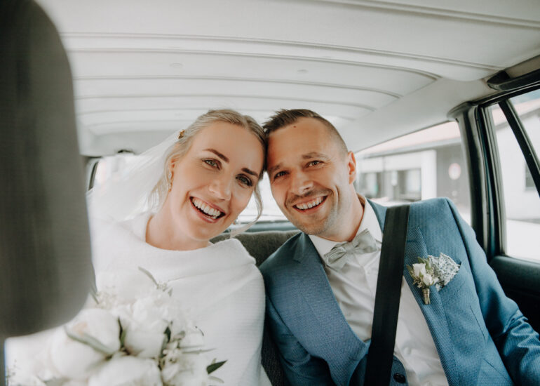 Brautpaar auf dem Weg zum Hasenöhrlhof