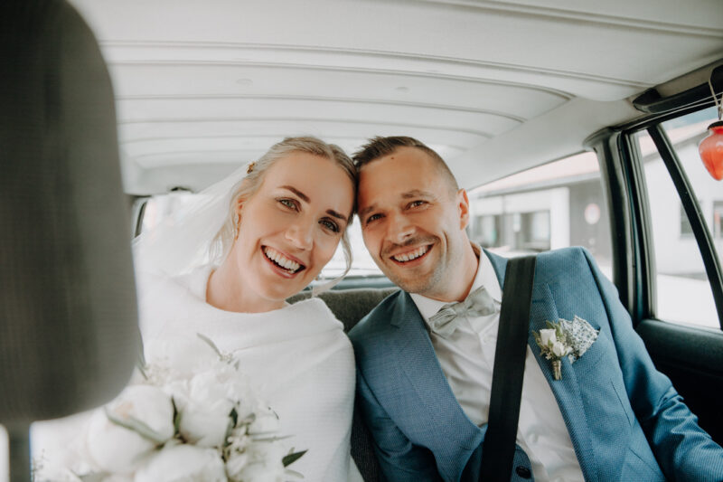 Brautpaar auf dem Weg zum Hasenöhrlhof