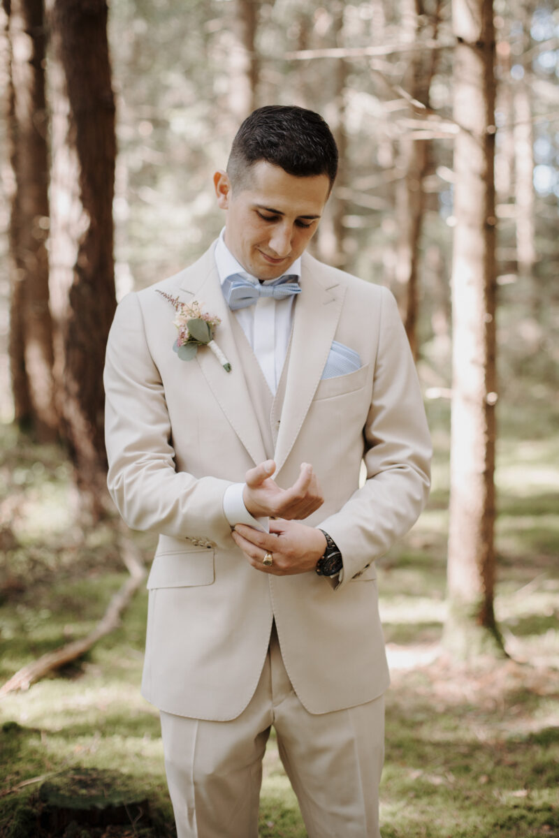 Bräutigam bereitet sich vor im Wald des Filzenklas