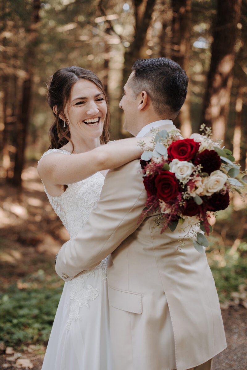 Brautpaar lacht sich im Wald an – Hochzeitsshooting Filzenklas