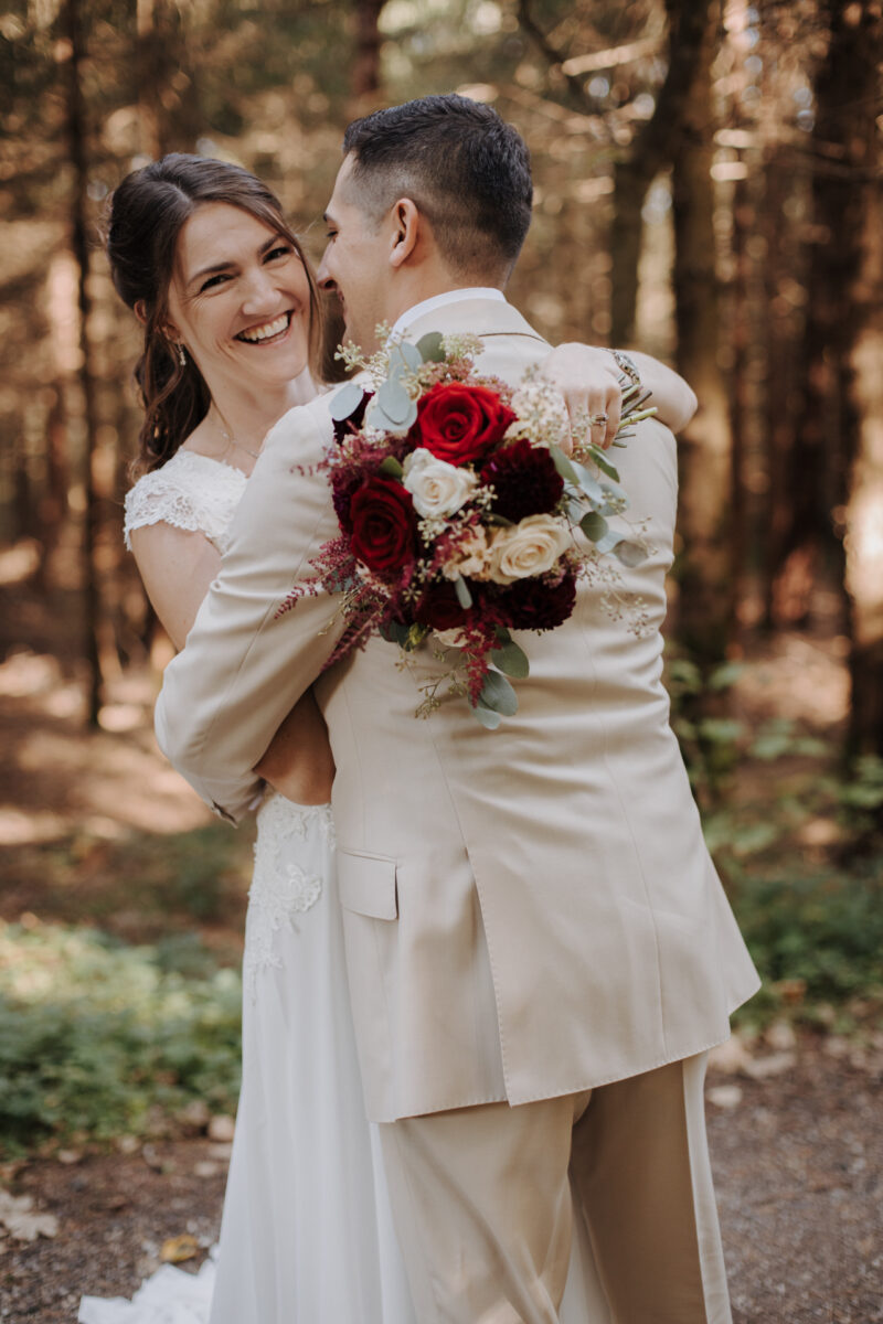 Brautpaar lacht sich im Wald an – Hochzeitsshooting Filzenklas