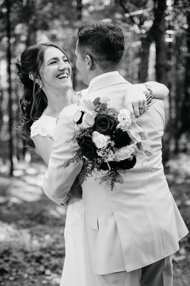 Brautpaar lacht sich im Wald an – Hochzeitsshooting Filzenklas