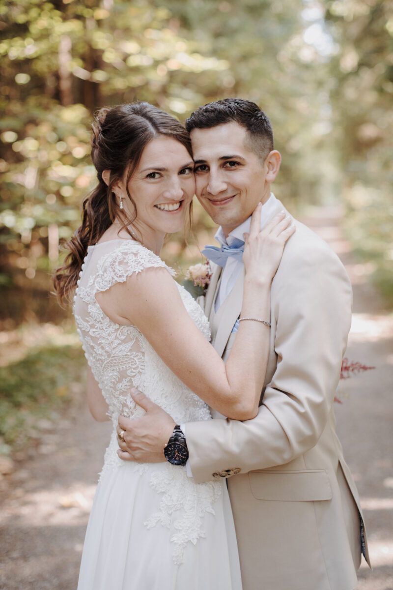 Verliebtes Brautpaar im Wald des Filzenklas