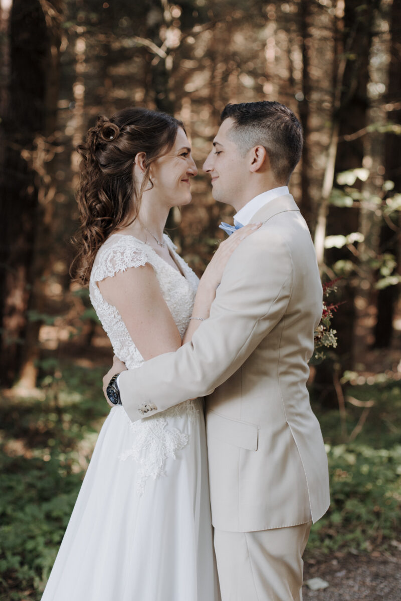 Brautpaar im Wald beim Hochzeitsshooting am Filzenklas