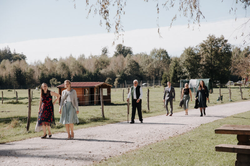 Hochzeitsgesellschaft geht zum Weiher des Filzenklas für die freie Trauung