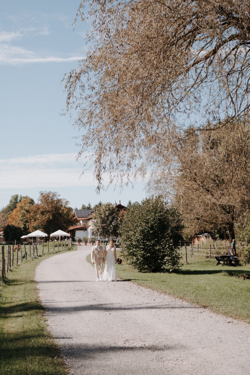 Brautpaar beim Einzug zur freien Trauung am Weiher des Filzenklas