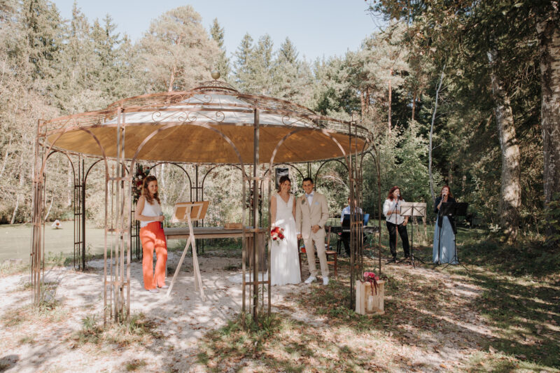 Brautpaar während der freien Trauung am Weiher des Filzenklas