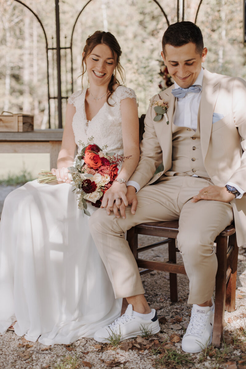 Brautpaar hält sich an den Händen während der Trauung.