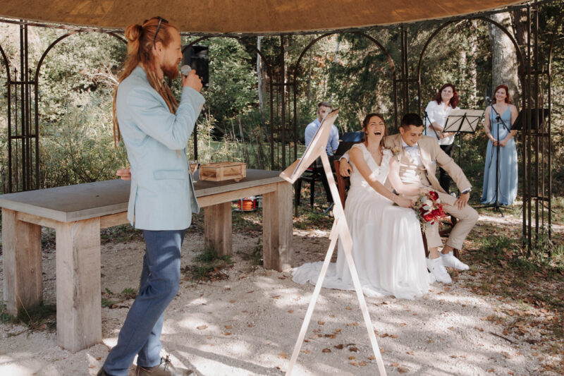 Trauzeuge hält eine Rede während der freien Trauung am Weiher des Filzenklas