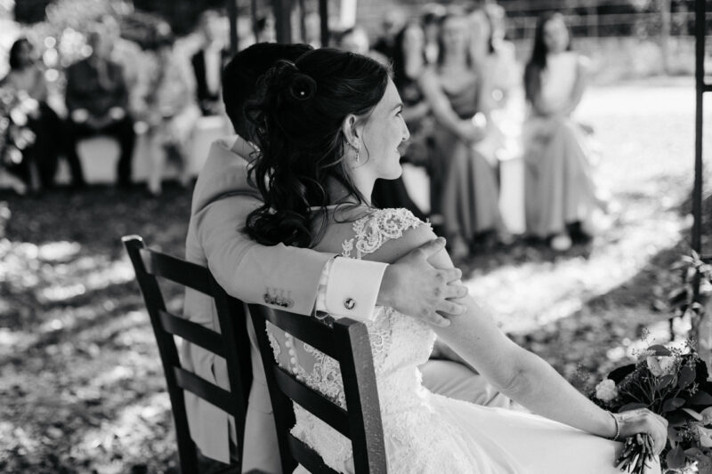 Brautpaar während der freien Trauung am Weiher des Filzenklas