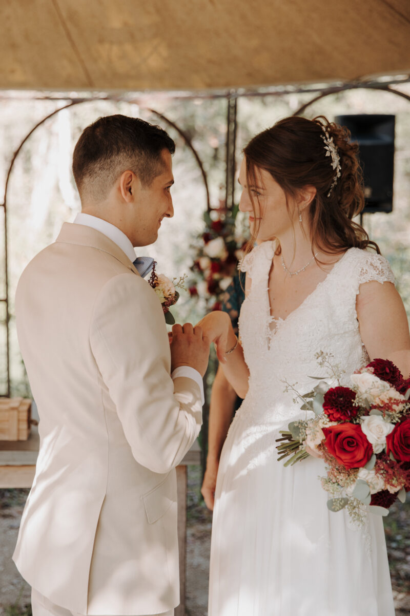 Brautpaar während der freien Trauung am Weiher des Filzenklas