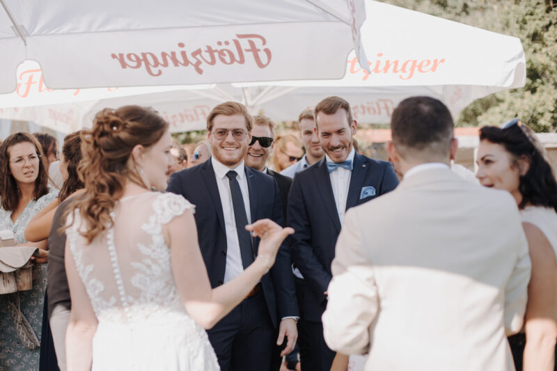Brautpaar empfängt Gratulationen nach der Trauung am Weiher des Filzenklas