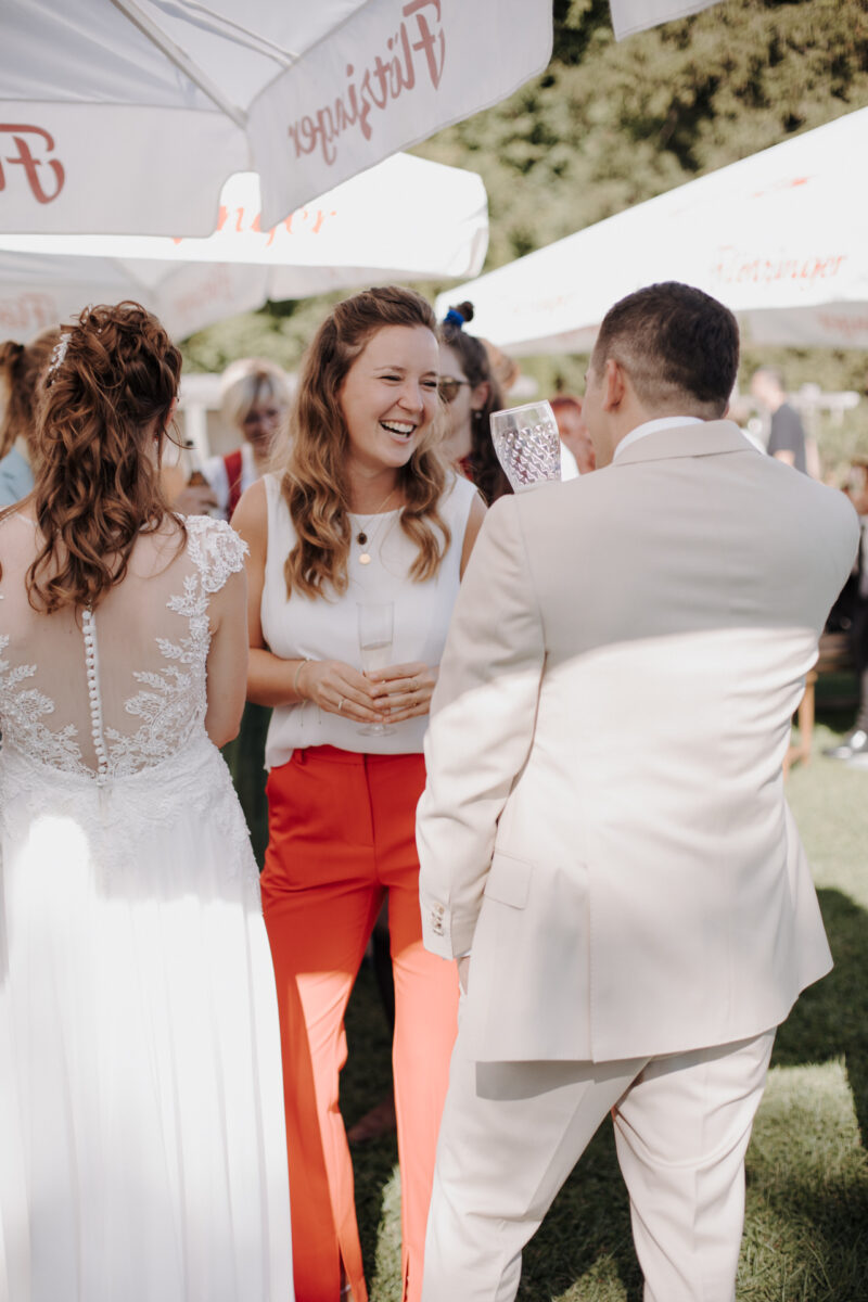 Brautpaar empfängt Gratulationen nach der Trauung am Weiher des Filzenklas