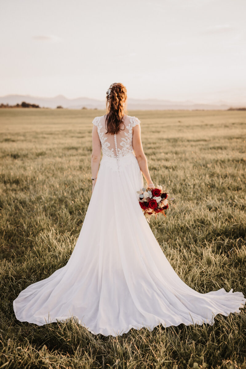 Braut blickt in die Ferne.