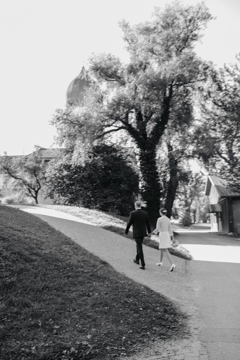 Brautpaar auf dem Weg ins Standesamt auf der Fraueninsel