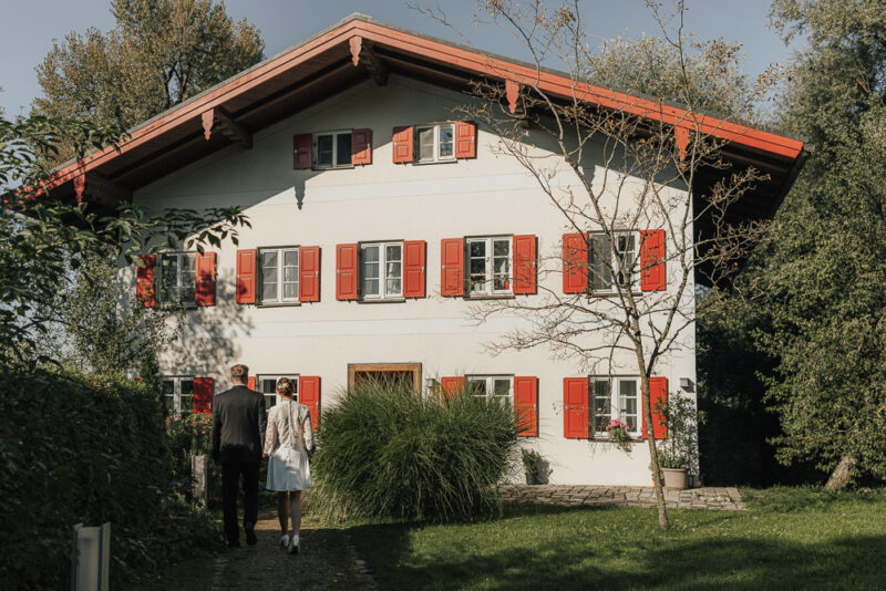 Brautpaar auf dem Weg ins Standesamt auf der Fraueninsel.
