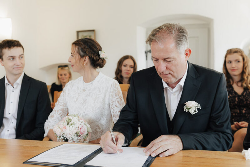 Unterschrift des Brautpaars im Standesamt auf der Fraueninsel.