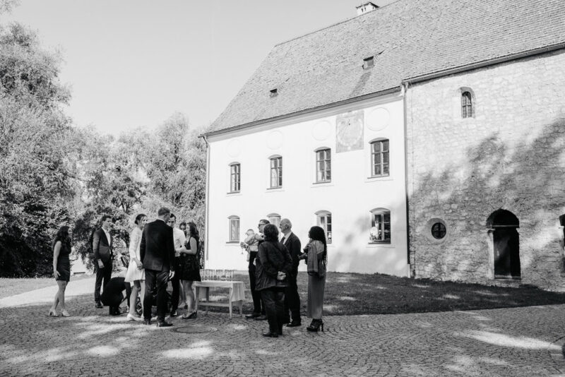 Die Hochzeitsgesellschaft nach der Trauung auf der Fraueninsel.