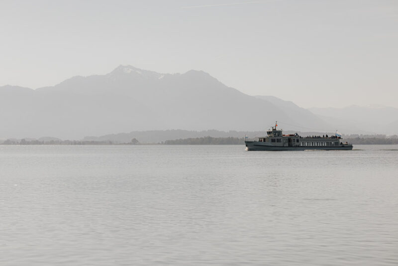 Schiffsfahrt über den Chiemsee bei schönstem Herbstlicht.