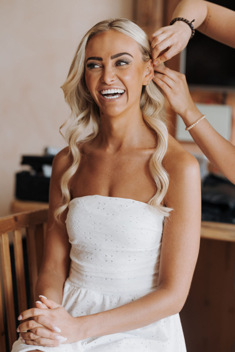 Braut bei Getting Ready im Hotel Tatzlwurm, aufgeregt und voller Vorfreude.