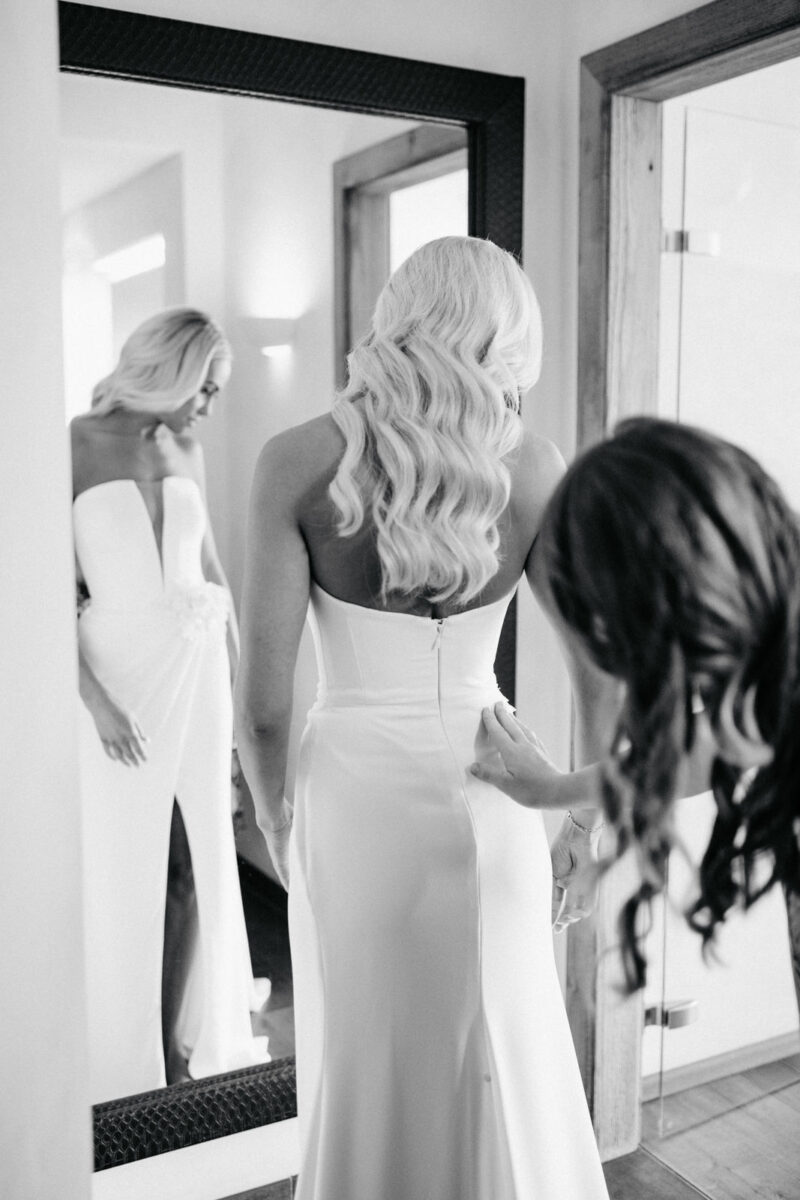 Braut zieht ihr Brautkleid an – ein besonderer Moment beim Getting Ready.
