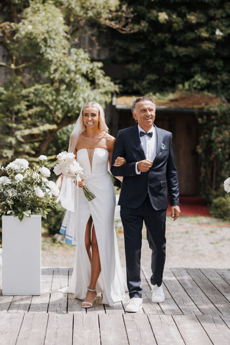 Vater bringt Braut zum Altar am Sudelfeld