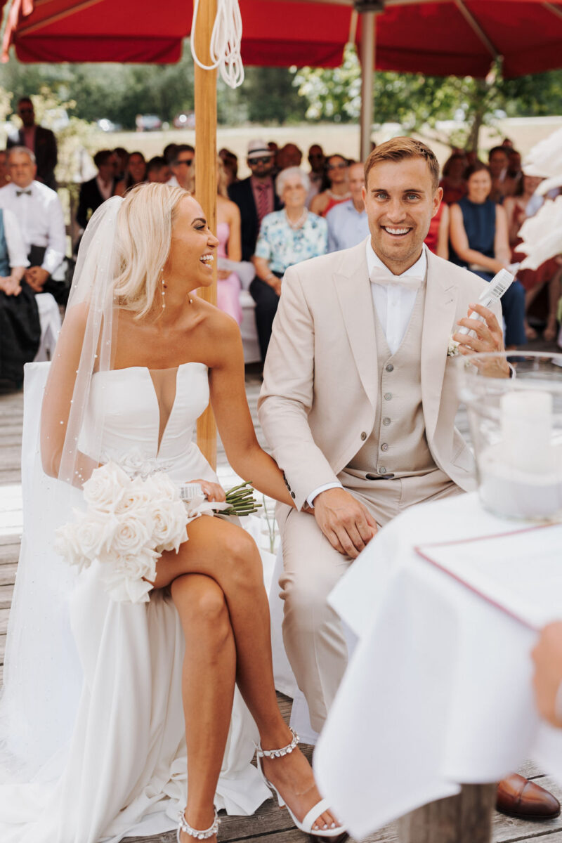 Brautpaar lacht sich während der Trauung an – glücklicher Moment.