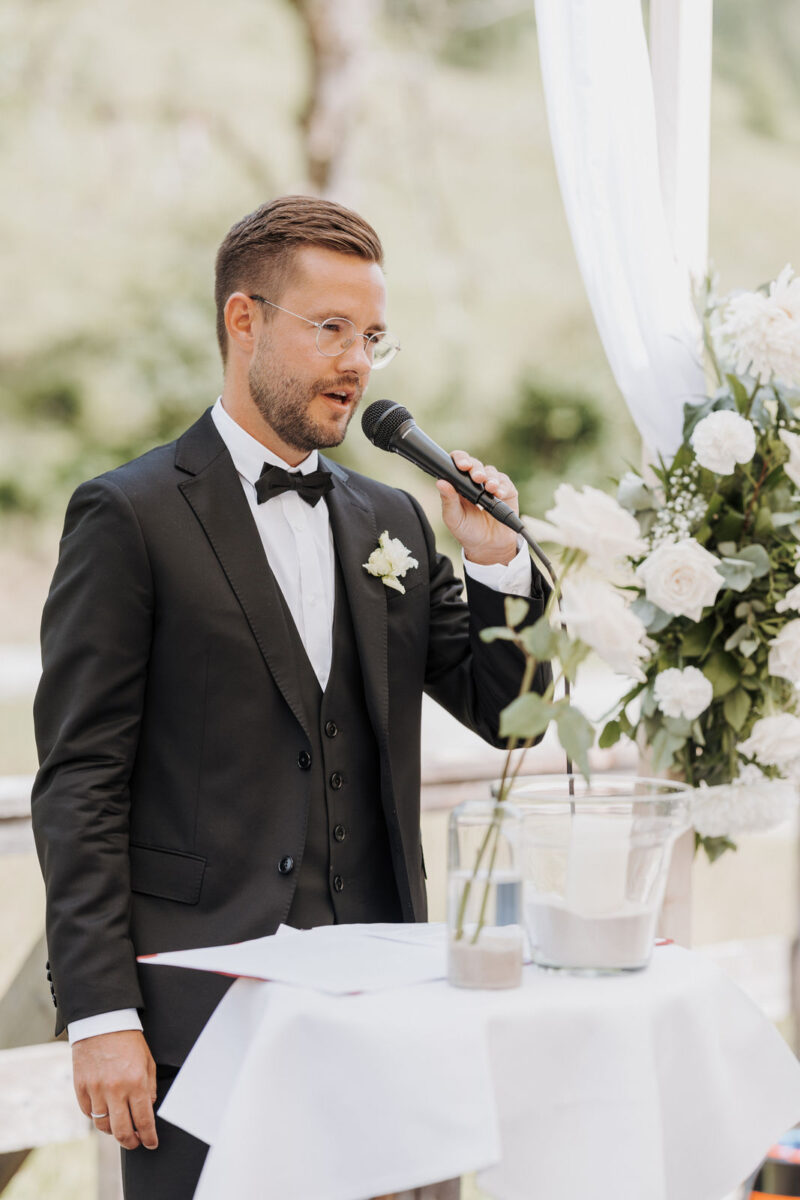 Trauzeuge hält emotionale Rede bei der Hochzeit.