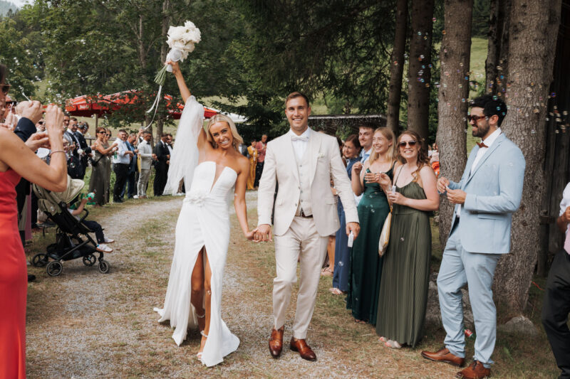 Brautpaar verlässt die Trauung als frisch verheiratetes Paar.