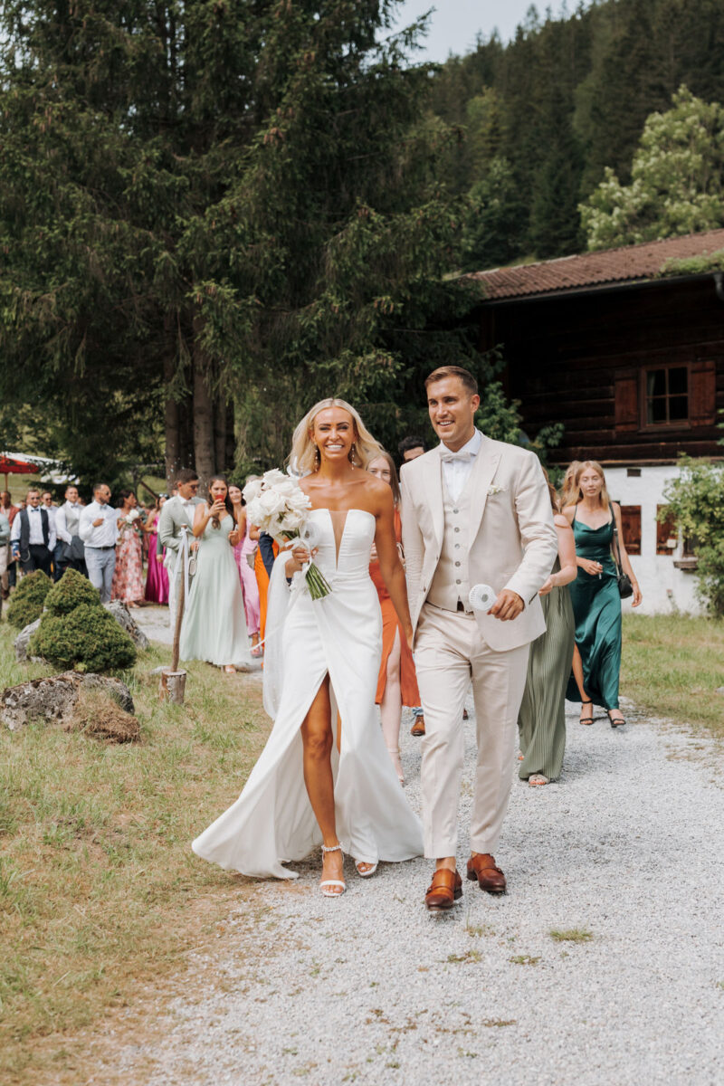 Brautpaar verlässt die Trauung und geht zurück zum Hotel