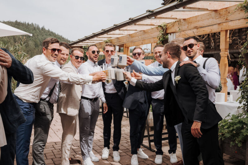 Gäste beim Feiern am Tatzlwurm