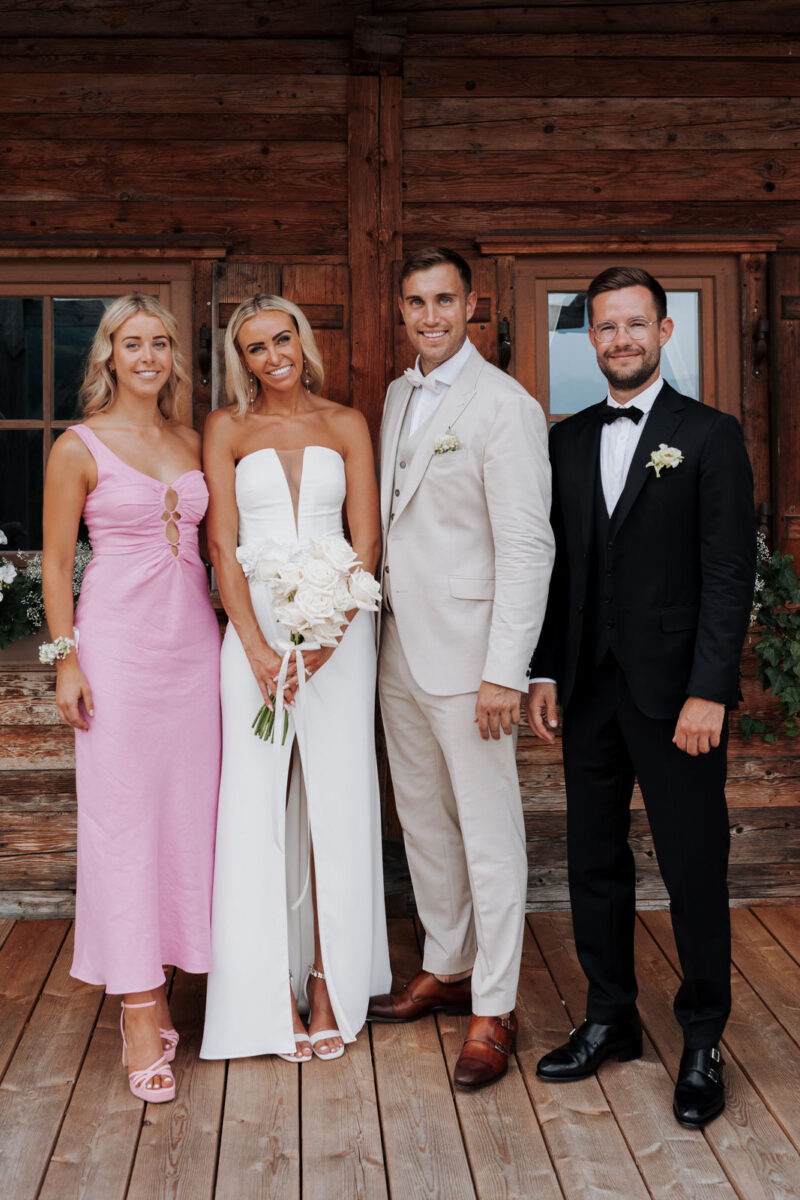 Trauzeugen mit dem Brautpaar