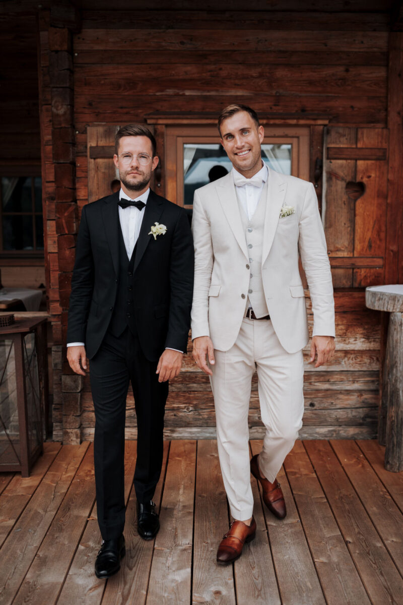 Bräutigam mit Trauzeuge vor dem Saal des Hotel Tatzlwurm