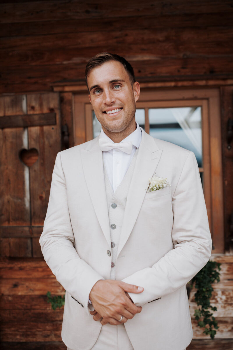 Porträt des Bräutigams – elegant und voller Vorfreude.