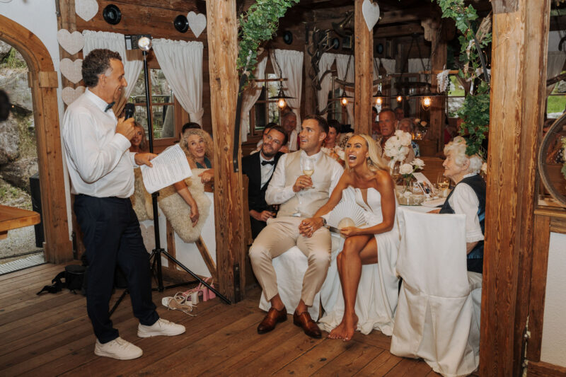 Brautvater hält Rede in der Eventlocation am Tatzlwurm