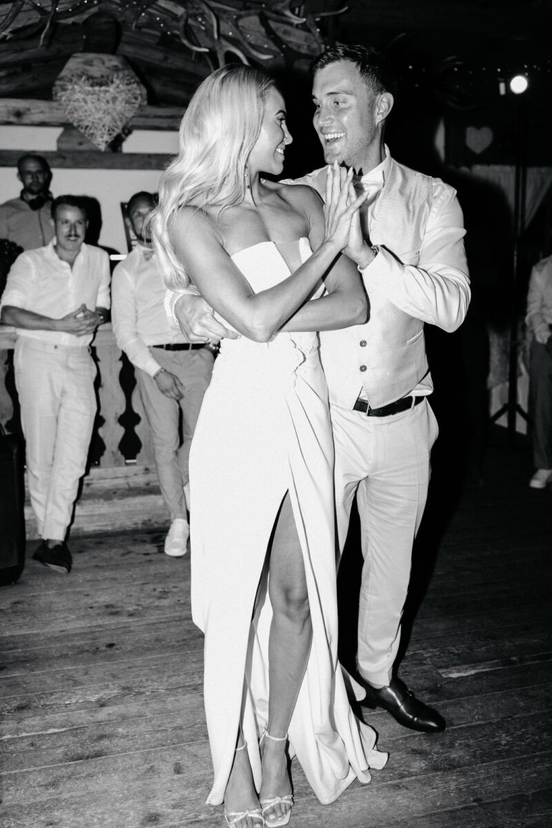 Brautpaar beim Hochzeitstanz.