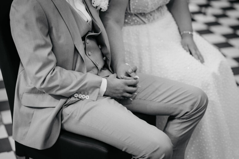 Detailbild Brautpaar Erlöserkirche Rosenheim während einer Hochzeitszeremonie