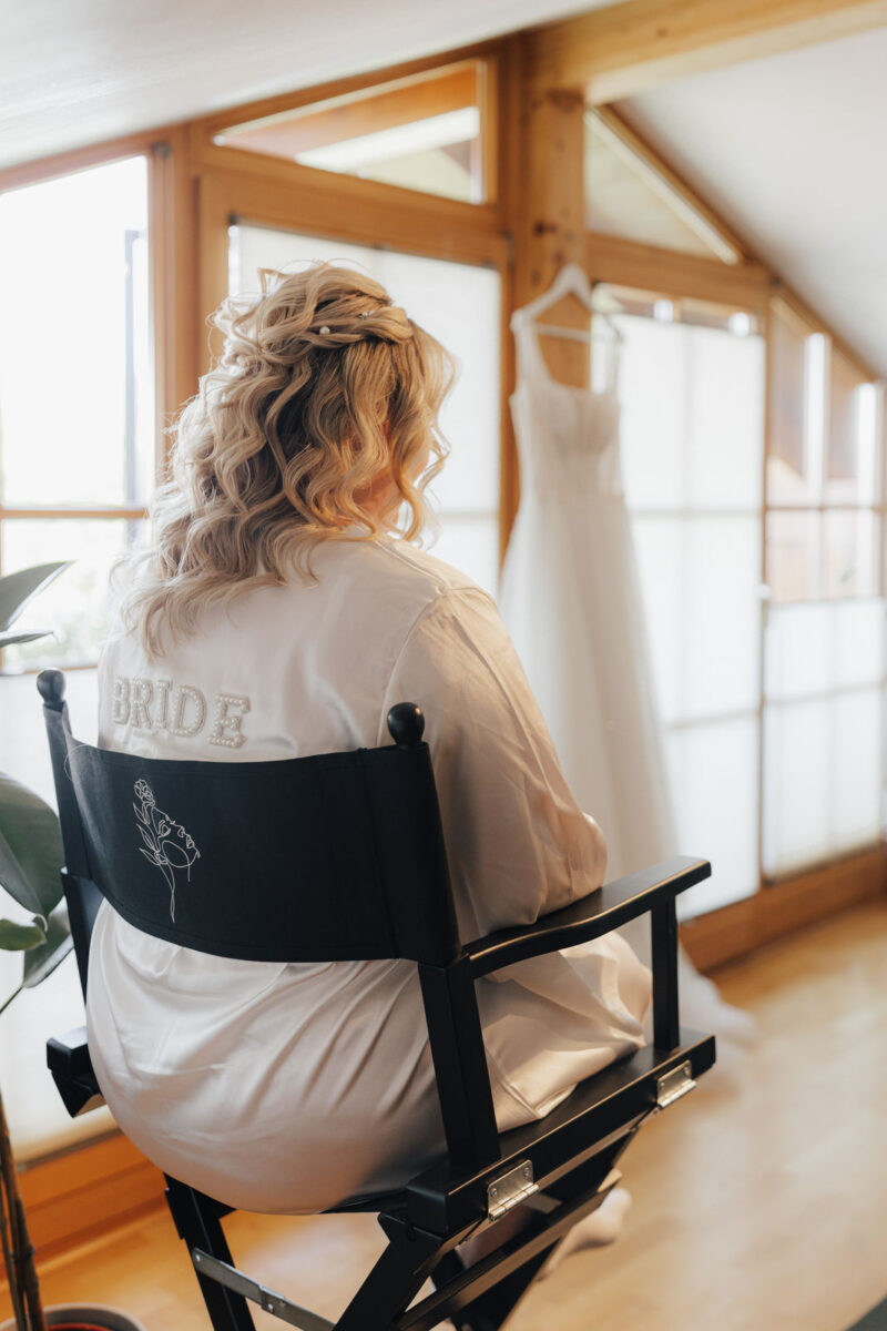 Braut bei Getting Ready mit Blick auf Ihr Brautkleid