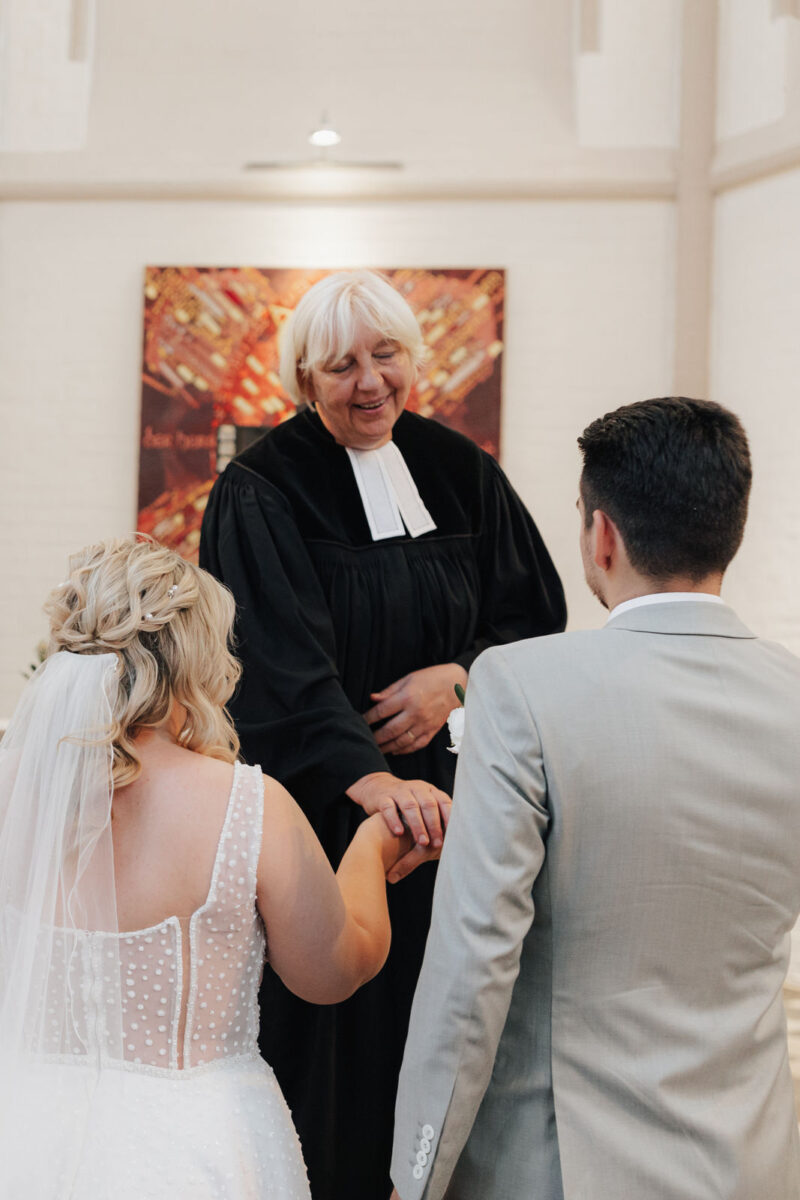 Pfarrerin besiegelt die Ehe des Brautpaares in der Erlöserkirche Rosenheim