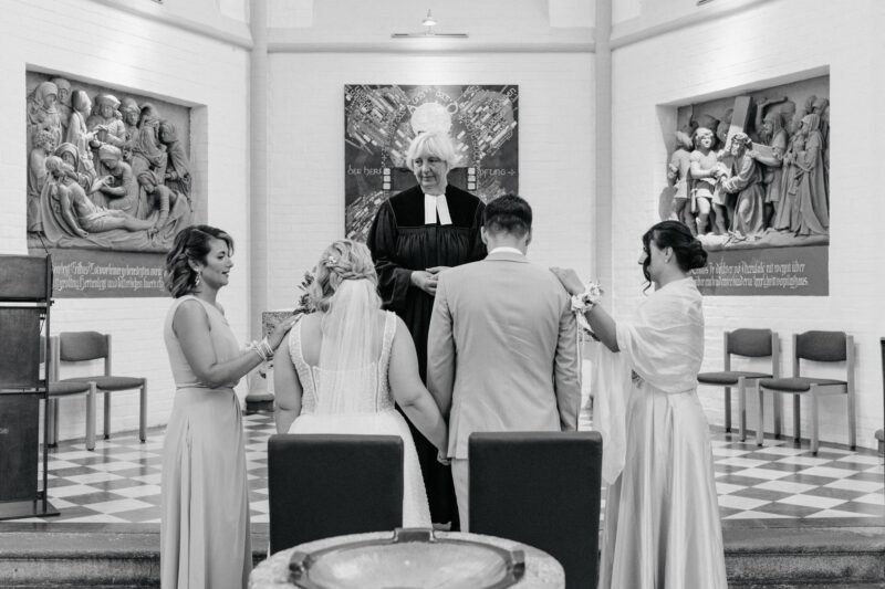 Pfarrerin und Trauzeugen besiegeln die Ehe des Brautpaares in der Erlöserkirche Rosenheim
