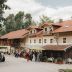 Hochzeitslocation "zur Mühle" in Holzham mit Hochzeitsgästen auf dem Hof
