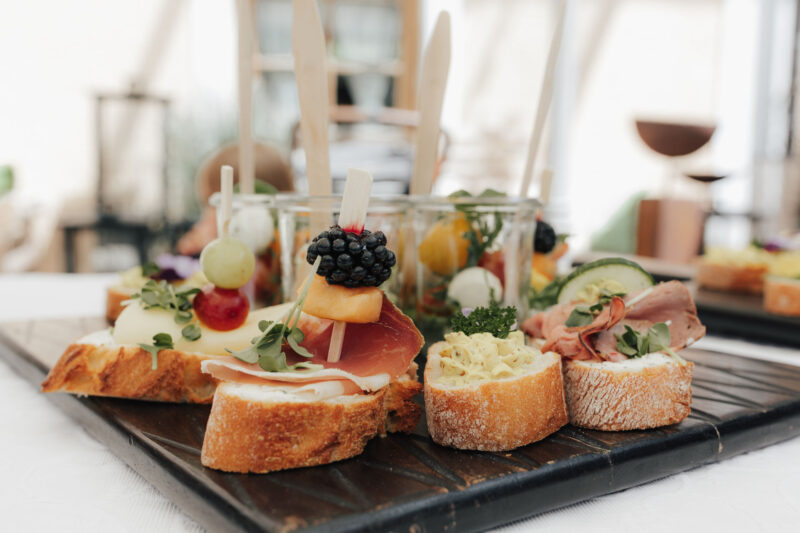 Fein dekorierte Canapés werden bei der Hochzeit serviert