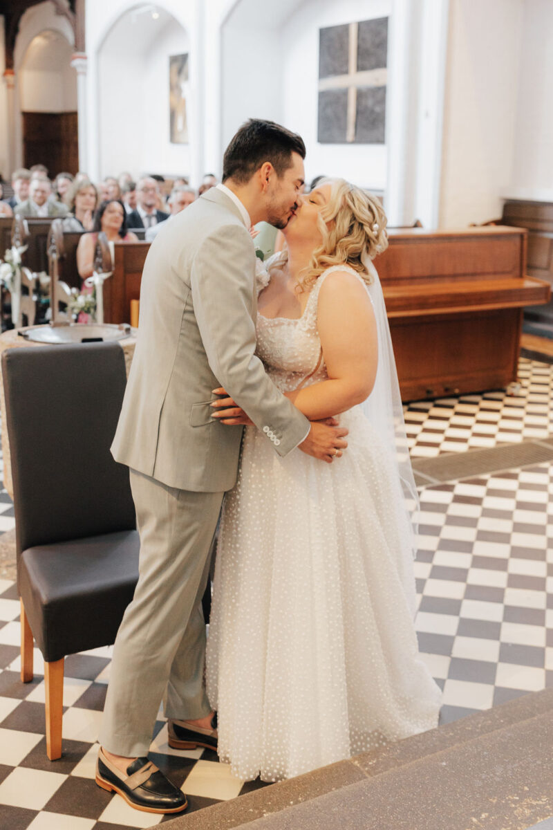 Der erste Kuss des Brautpaares nach der Trauung in der Erlöserkirche Rosenheim