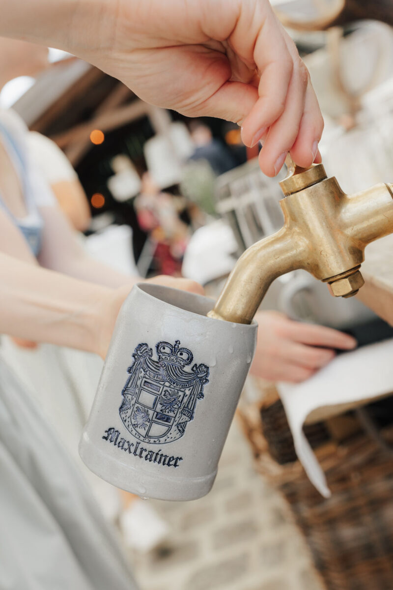 Detailaufnahme. Maxlrainer Bier vom Fass in Steinkrügen