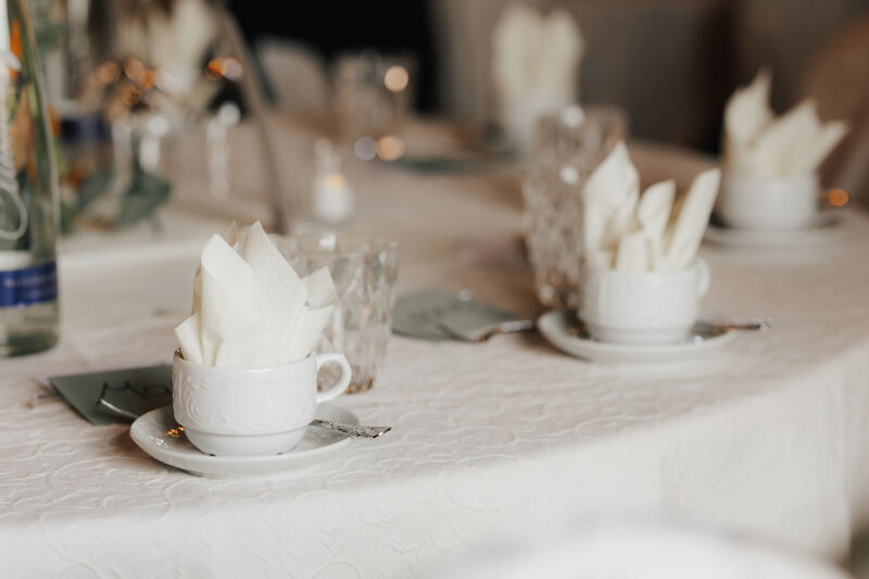 Detailbild Kaffeetassen auf dem Hochzeitstisch an der Mühle in Holzham