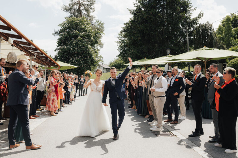 Brautpaar wird mit einem Spalier von den Gästen an der Hochzeitslocation Mühle Holzham empfangen